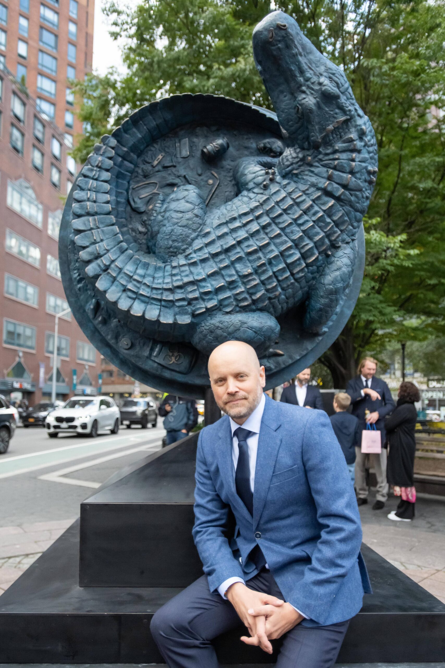 Alexander Klingspor in front of his sculpture NYC Legend in Unions Square NYC